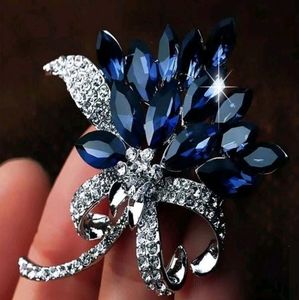 COPY - Elegant Crystal Flower Brooch for Women - Perfect for Scarves, Shawls